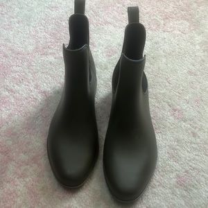 Olive green short rain boots size 9